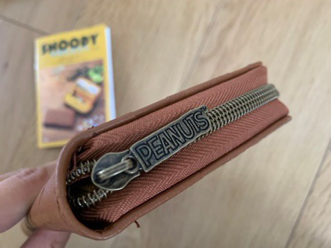 【SNOOPY 高機能長財布 BOOK】PEANUTSのロゴが絶妙なかわいさ
