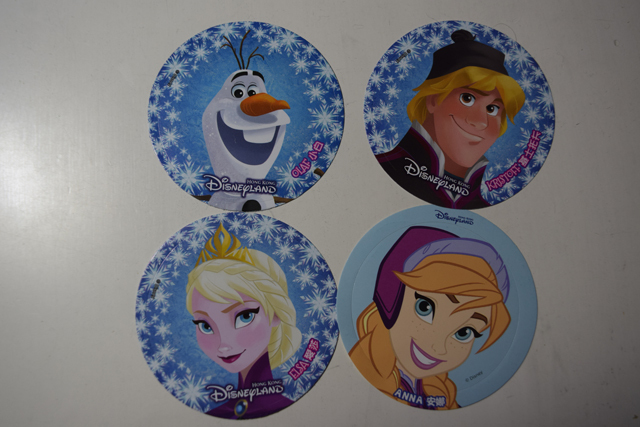 キャストさんがくれるシールにもアナ雪キャラクター ©Disney