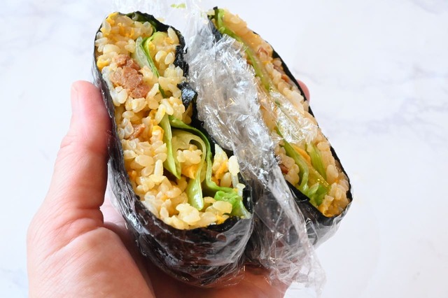 【冷凍炒飯アレンジレシピ「炒飯おにぎらず」】簡単におにぎらずを作ることができました！