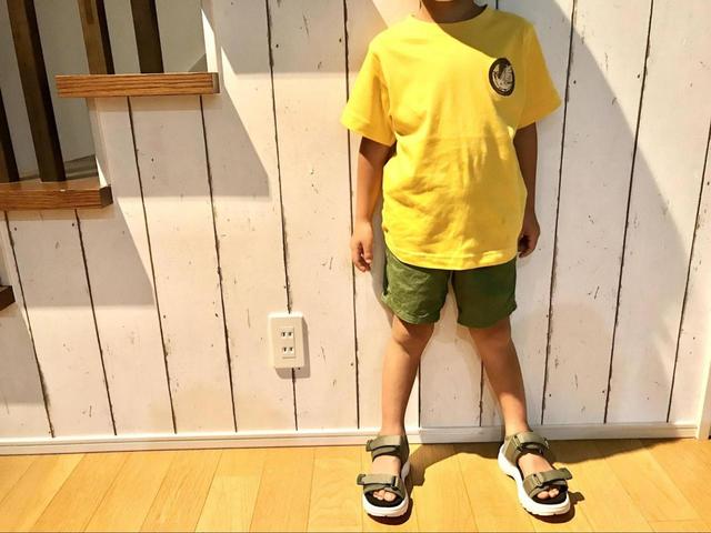 【GU（ジーユー）　KIDS(男女兼用)グラフィックT(半袖)Demon Slayer 7】GUのサンダルと合わせてコーディネート