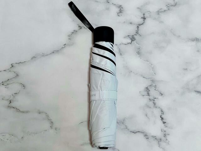 【美白肌モデル辻元 舞プロデュース! SUN DEFENCE 100%遮光日傘BOOK 涼しさアップのWHITE ver.】ブラックとホワイトの2色展開。今回は涼しげなホワイトをチョイス！