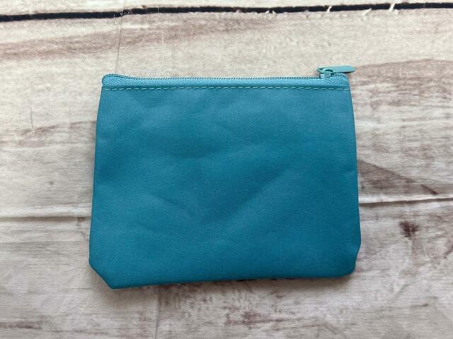 バックは装飾がないシンプルなデザイン