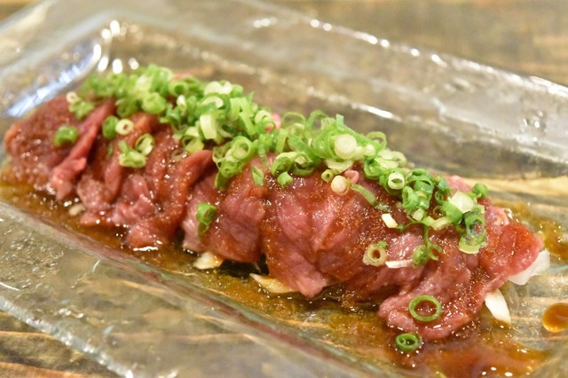 馬刺しはニンニクとごま油の２種ある