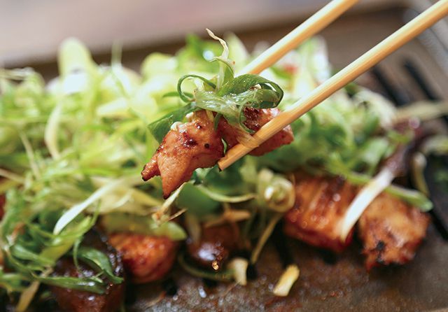 関西ホルモンの名店11／焼肉ホルモン・牛テール料理 あにき（大宮）　人気ホルモン三種の九条ネギのせ焼き 1830円