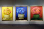 フェルナンド・ボテロ《黄色の花》、《青の花》、《赤の花》2006年