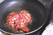 ④強火のフライパンにお肉を投入したら、火を落とさずに一気に炒めます。