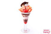 「〈アトレ吉祥寺店〉バレンタインパフェ」＜価格：2,090円（税込）＞【バレンタインデーまでの期間限定！タカノフルーツパーラーにハートが飾られた苺＆チョコのパフェ登場！】