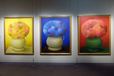 フェルナンド・ボテロ《黄色の花》、《青の花》、《赤の花》2006年