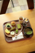 七福神はドリンク付きで1800円（1日50食限定）。車道ロール、葵大福、抹茶とろーりプリン、抹茶と小豆のクッキーシュー、抹茶パウンドケーキ、ベイクドチーズケーキ、抹茶生チョコと、店の和スイーツが勢揃い｜日本茶喫茶 茶縁