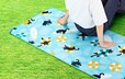 【黒ねこサマーバッグ2024】レジャーシート（縦70cm×横1m40cm）厚手生地のレジャーシートには、海の水面でぷかぷか浮かぶ黒ねこがたくさん！