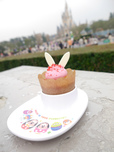 16　フィナンシェ、スーベニアエッグスタンド／東京ディズニーランド「ディズニー・イースター2015」©Disney