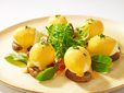 とろとろ温泉卵と魚介の和風ニースサラダ
