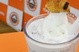 【サンマルクカフェ「飲むチョコクロ チョコクロスムージー」】北海道産生乳を100%使用した、コクがありながらも後味のすっきりとしたソフトクリーム