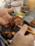 製作風景／焼き色の濃淡でシズル感を演出