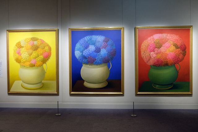 フェルナンド・ボテロ《黄色の花》、《青の花》、《赤の花》2006年