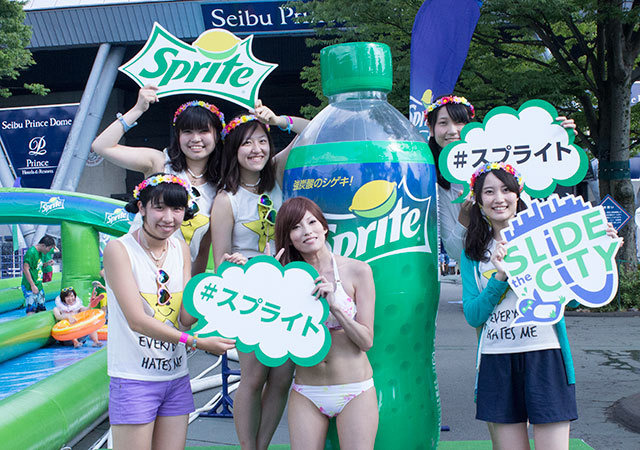 スライドザシティーに参加した水着美女たち