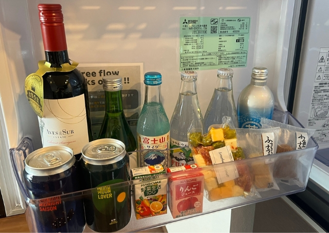 【Rakuten STAY FUJIMI TERRACE 箱根芦ノ湖】冷蔵庫内にはウェルカムスイーツやドリンク、おつまみが用意されています