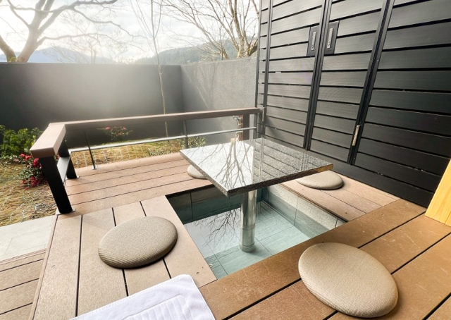 【Rakuten STAY FUJIMI TERRACE 箱根芦ノ湖】デッキでは芦ノ湖の景色を堪能しながら足湯を楽しめます