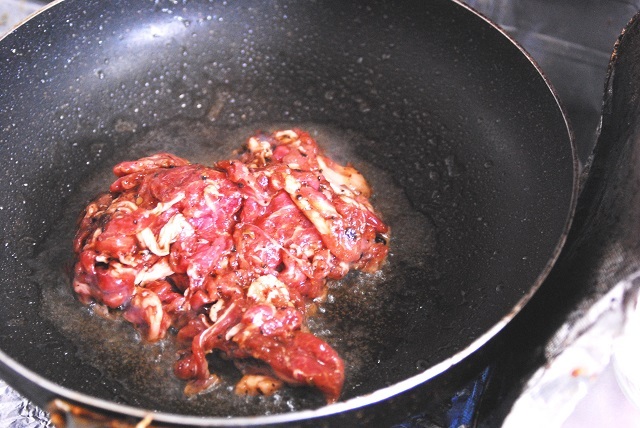 ④強火のフライパンにお肉を投入したら、火を落とさずに一気に炒めます。