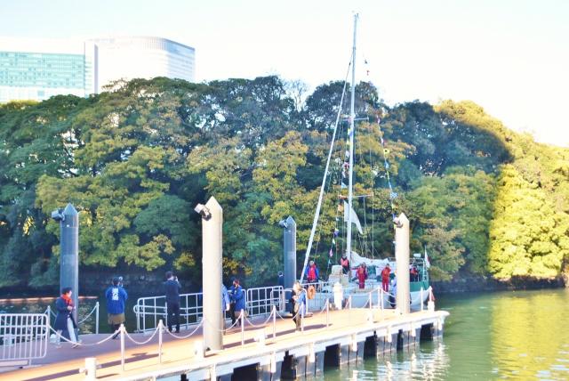 歓迎の拍手でお出迎え