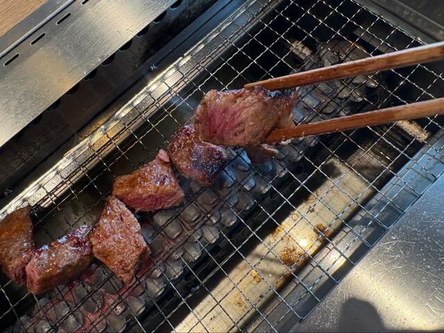 【プレミアムカルビ　壺漬けカルビ一本ステーキ（特製旨辛だれ)】焼きあがったらハサミでカットして食べやすく♪