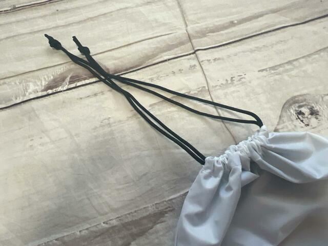 紐のカラーもブラック。モノトーンかおしゃれ！