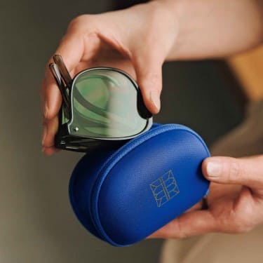 折りたたむと手のひらサイズに。付属のハードケースに入れて持ち運べます