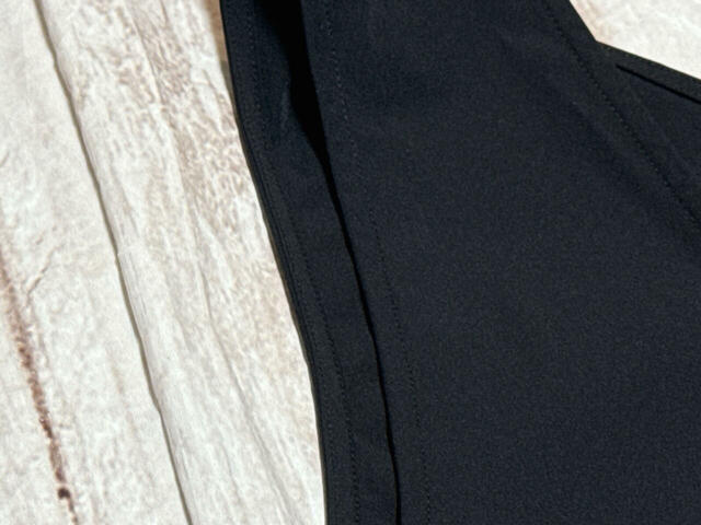 素材はナイロンとポリウレタンの混紡。マットな質感で伸縮性のある生地