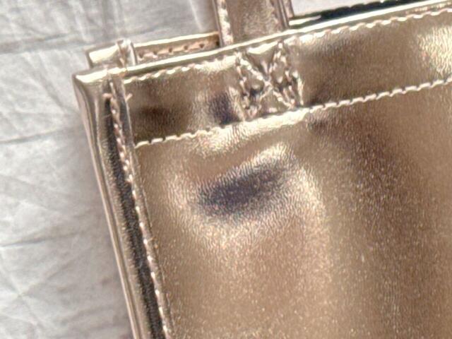 素材は合成皮革。想像以上に高級感のある生地がうれしいポイント！