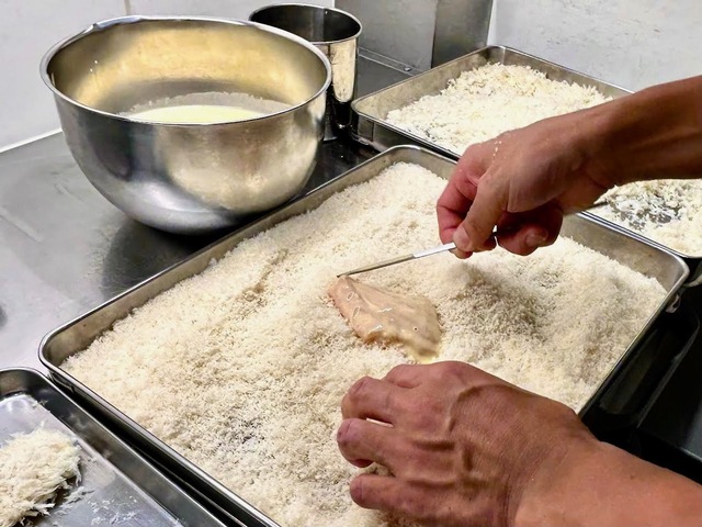 【矢澤チキン】上のバッター液をくぐらせた鶏肉（画像はムネ）にパン粉をつける