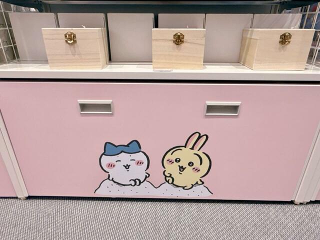 漫画「天使地蔵編」の冒頭。ちいかわの草むしり検定5級の合格お守りをプレゼントしようと計画する二人です！