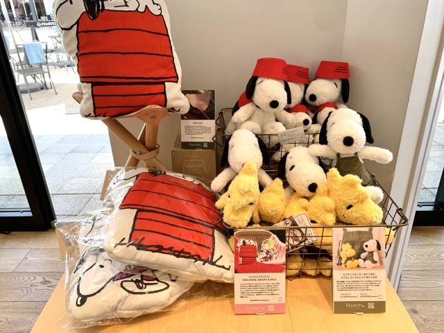 クッションブランケット DOG HOUSE（4,620 円）、エプロン ウッドストック ぬいぐるみ（3,740 円）、エプロン スヌーピー ぬいぐるみ（4,070 円）