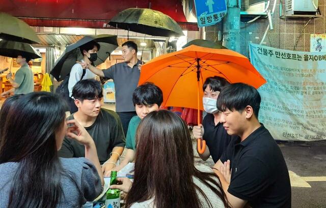 今や若者天国になった乙支路3街駅前のノガリ横丁（ビアホール街）