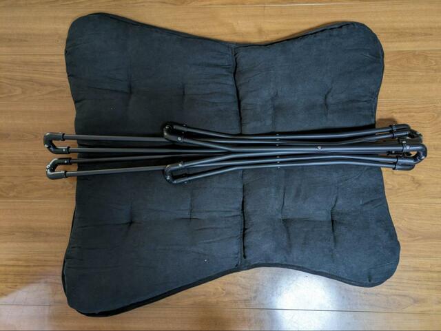 【ニトリ 洗える＆はっ水 バタフライチェア（S01SS）ブラック】収納時はクッションの広い方に椅子の背もたれ部分のフレームが重なるように置く