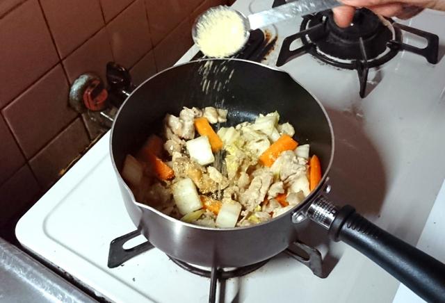 バターや味噌、鶏がらスープの素などの調味料をIN