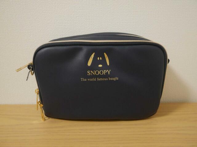 【ベルメゾン　お財布機能付きポシェット「スヌーピー」】スヌーピーの箔押しがおしゃれ！