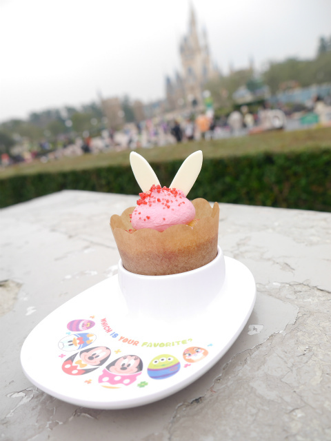 16　フィナンシェ、スーベニアエッグスタンド／東京ディズニーランド「ディズニー・イースター2015」©Disney