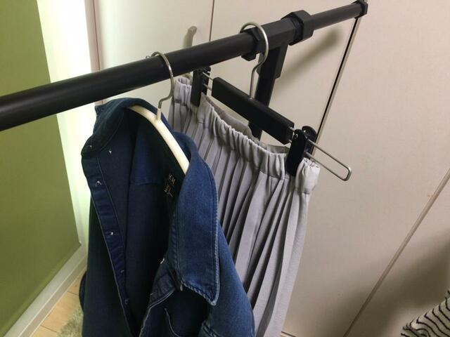 【カインズ アルミ折りたたみ伸縮式布団干し3枚】ハンガーもたくさんかけられます