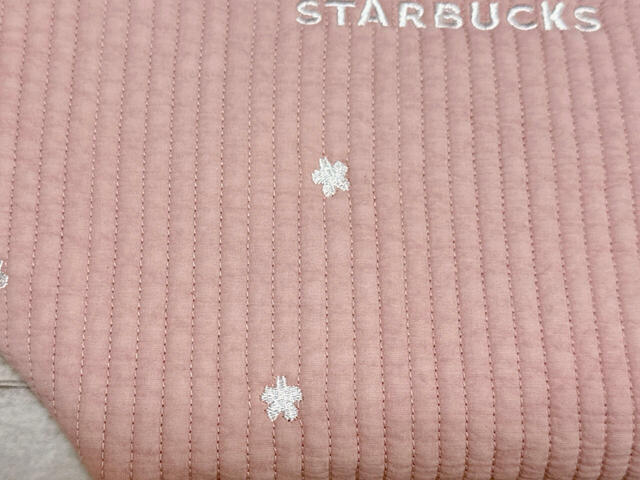 ところどころに散りばめられたホワイトの桜の花びら刺繍が繊細で上品な印象♪