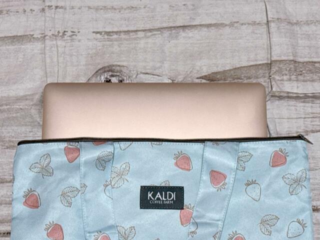 【カルディ いちごバッグ】13インチのノートPCも収納可能です◎