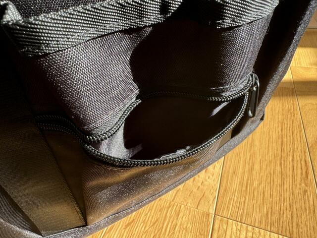 【ワークマン マルチポケット トートバッグ】ファスナー付きのポケットには交通系ICカードや家の鍵など、落としたら困るものを入れられるので便利