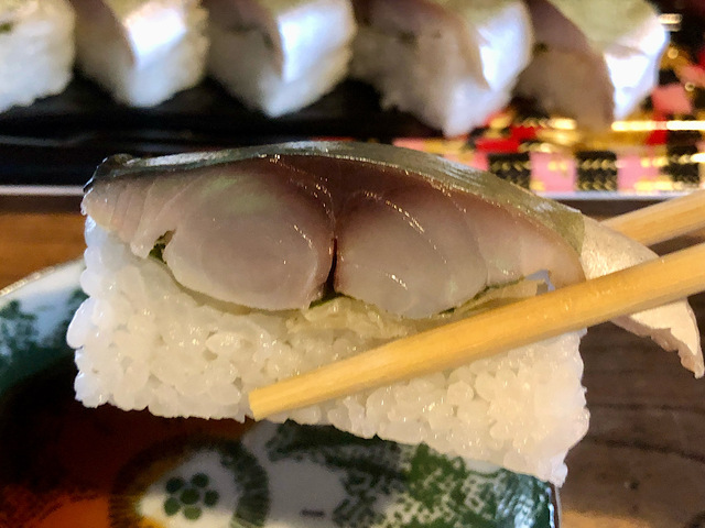 【はま寿司　さばの棒鮨】程よい締め加減のさばの切り身が分厚く、シャリもぎゅっと詰まっていて食べ応え抜群