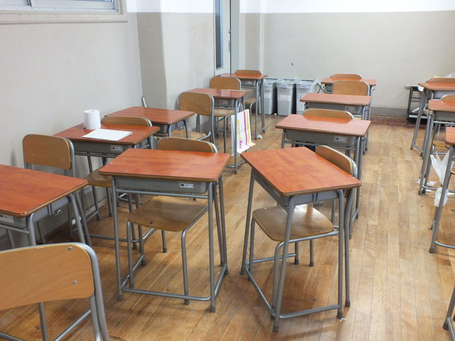 乱れまくりな机の配置