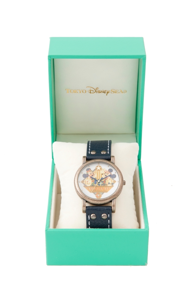 ウォッチ 8,300円|(全長)約23.5cm、(文字盤)直径約3.5×厚さ約0.7cm|エンポーリオ|東京ディズニーシー16thアニバーサリーグッズ