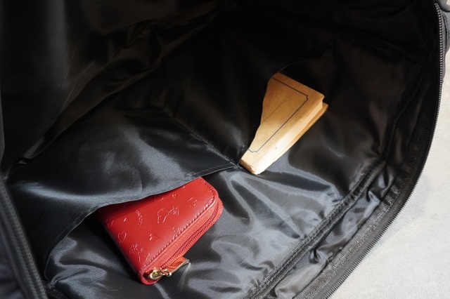 便利な内ポケット付き