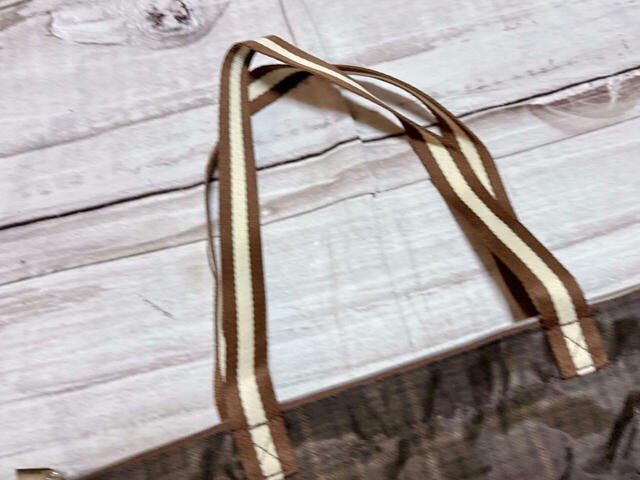 持ち手は長めなのでアウターの上からもラクラク肩がけが可能！ストライプ柄でおしゃれ