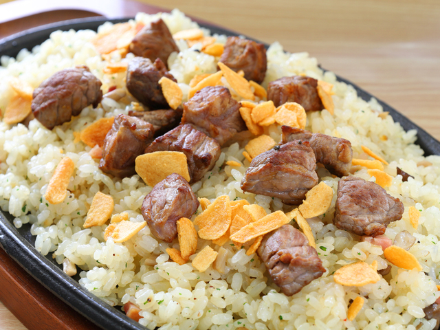 「松阪牛のガーリックピラフ」<期間:2025年9月5日~11月30日>【松阪牛のステーキもハンバーグも食べ放題!「東京ベイ舞浜ホテル ファーストリゾート」の“贅沢ディナービュッフェ”!】