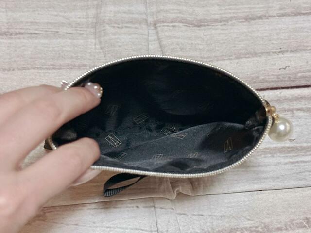 内側はポケットなどはないシンプルな作り