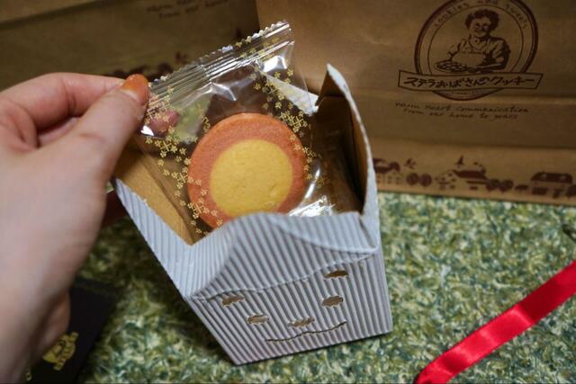 【ステラおばさんのクッキーオンラインストア】箱からクッキーが出てくる瞬間ワクワクします。