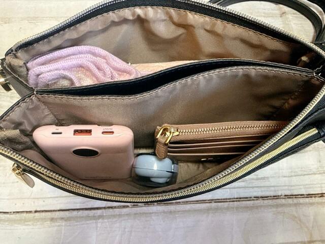 中央のポケットが仕切りの役割を果たしており、その前後にも荷物を収納できる仕様